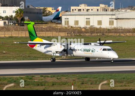 Bombardier Dash 8-Q402 (Reg: OE-LGL) transitant par Malte à la livraison à son nouvel exploitant au Cameroun. Banque D'Images