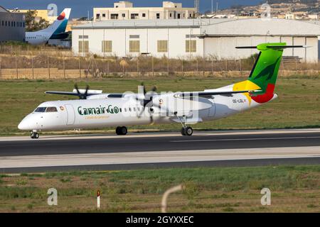 Bombardier Dash 8-Q402 (Reg: OE-LGL) transitant par Malte à la livraison à son nouvel exploitant au Cameroun. Banque D'Images