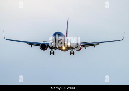 Jet2.com Boeing 737-86N (Reg: G-DRTN) sur la piste 31 de la finale longue. Banque D'Images