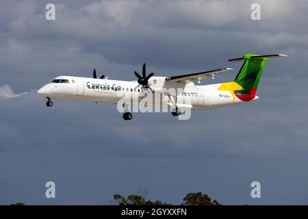 Bombardier Dash 8-Q402 (Reg: OE-LGL) transitant par Malte à la livraison à son nouvel exploitant au Cameroun. Banque D'Images