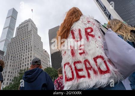 New York, États-Unis.09e octobre 2021.Un militant des droits des animaux portant une veste de fourrure disant que la fourrure est morte lors d'une marche anti-fourrure à Grand Army Plaza sur la Cinquième Avenue le 9 octobre 2021 à New York.Les militants des droits des animaux de fur Free NYC, une coalition d'organisations à but non lucratif qui travaillent à l'interdiction de la vente de fourrures à New York, ont protesté pacifiquement en demandant aux New-Yorkais d'exhorter leurs membres du Conseil municipal de New York à soutenir le projet de loi Intro 1476 pour New York sans fourrure.Crédit : SOPA Images Limited/Alamy Live News Banque D'Images