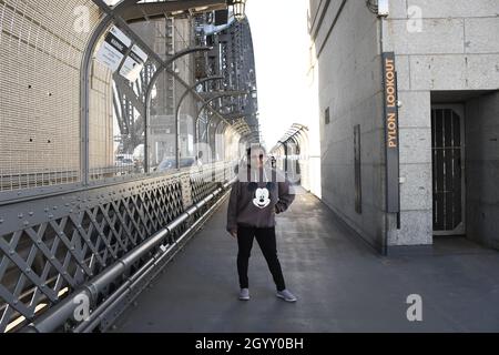 SYD, AUSTRALIE - 05 juin 2021 : une jeune dame pose au Harbour Bridge de Sydney en Australie Banque D'Images