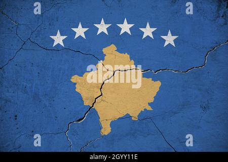 Une image du drapeau de la Republika Kosovo sur un mur avec une fissure.Arrière-plan.