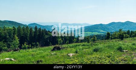 Vue depuis la colline de Kanur dans les montagnes de Bile Karpaty sur les frontières tchèque - slovaque pendant la fin du printemps avec un ciel clair Banque D'Images