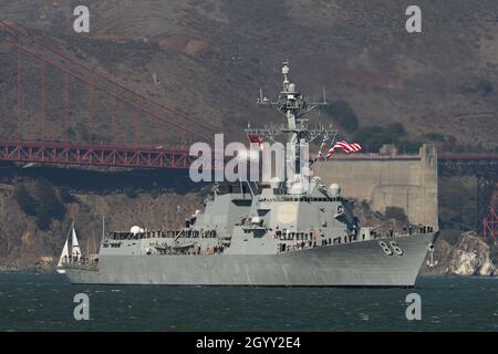 8 octobre 2021 ; San Francisco, Californie, États-Unis ; le destroyer de classe Arleigh Burke USS Shoup (DDG 86) traverse la baie de San Francisco lors de la 40e semaine annuelle de la flotte de San Francisco. (Stan Szeto/image du sport) Banque D'Images