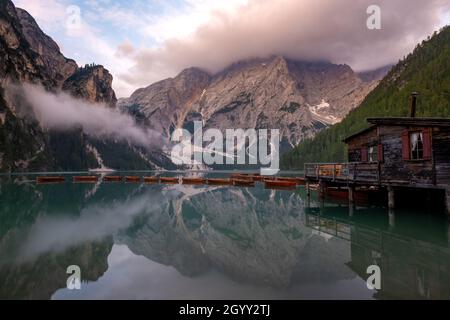 Prager Wildsee, un endroit romantique spectaculaire avec des bateaux en bois typiques sur le lac alpin, Lago di Braies, Braies lac, Dolomites, Tyrol du Sud,Italie, Europe. Banque D'Images