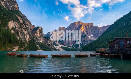 Prager Wildsee, un endroit romantique spectaculaire avec des bateaux en bois typiques sur le lac alpin, Lago di Braies, Braies lac, Dolomites, Tyrol du Sud,Italie, Europe. Banque D'Images