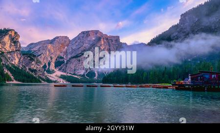 Prager Wildsee, un endroit romantique spectaculaire avec des bateaux en bois typiques sur le lac alpin, Lago di Braies, Braies lac, Dolomites, Tyrol du Sud,Italie, Europe. Banque D'Images