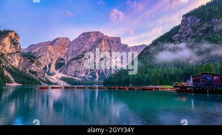 Prager Wildsee, un endroit romantique spectaculaire avec des bateaux en bois typiques sur le lac alpin, Lago di Braies, Braies lac, Dolomites, Tyrol du Sud,Italie, Europe. Banque D'Images