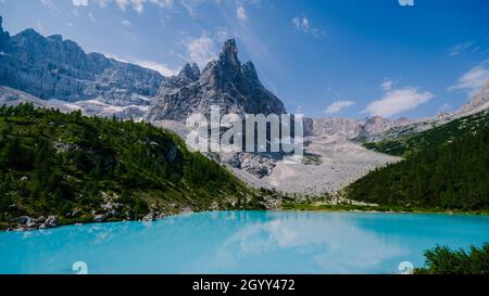 Lac Sorapis Dolomites italiennes, matin avec ciel clair sur Lago di Sorapis dans les Dolomites italiennes, lac avec des eaux turquoise uniques dans la province de Belluno en Italie du nord. Banque D'Images