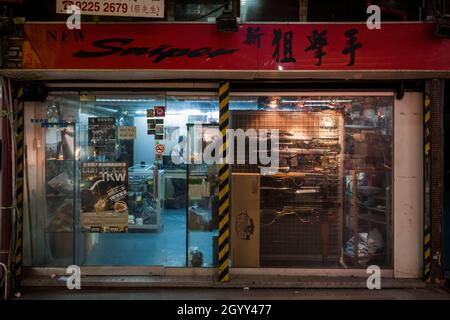 Une boutique vend des répliques d'armes à feu pour les jeux de guerre Airsoft à Yau Ma Tei, Kowloon, Hong Kong Banque D'Images