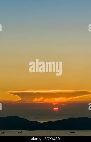 Coucher de soleil sur l'île de Lantau et l'estuaire de la rivière des perles vu du niveau 106 de la CPI à West Kowloon, Hong Kong Banque D'Images