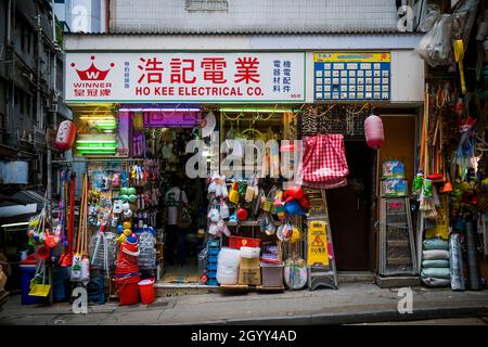 Une boutique vend des fournitures électriques et des articles ménagers dans la rue Wellington, au centre, sur l'île de Hong Kong Banque D'Images