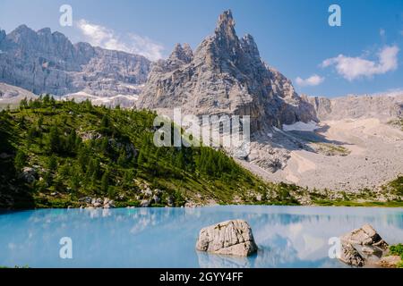 Lac Sorapis Dolomites italiennes, matin avec ciel clair sur Lago di Sorapis dans les Dolomites italiennes, lac avec des eaux turquoise uniques dans la province de Belluno en Italie du nord. Banque D'Images