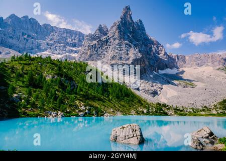 Lac Sorapis Dolomites italiennes, matin avec ciel clair sur Lago di Sorapis dans les Dolomites italiennes, lac avec des eaux turquoise uniques dans la province de Belluno en Italie du nord. Banque D'Images