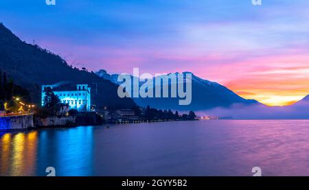 Palais ancien Palazzo Gallio orné de lumières de Noël au lever du soleil rose, Gravedona, Lac de Côme, Lombardie, Italie Banque D'Images