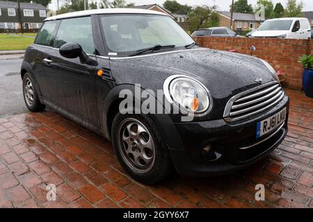 Une voiture miniature noire de 3e génération, située sur une allée privée en briques à Pangbourne, au Royaume-Uni Banque D'Images