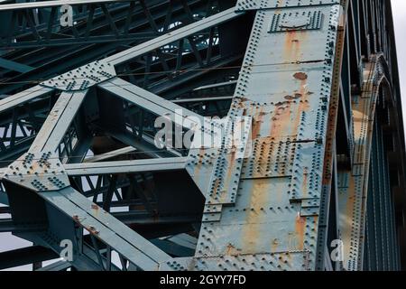 Newcastle UK: 10 juin 2021: Gros plan de la rouille et de la pourriture sur le légendaire Tyne Bridge Banque D'Images