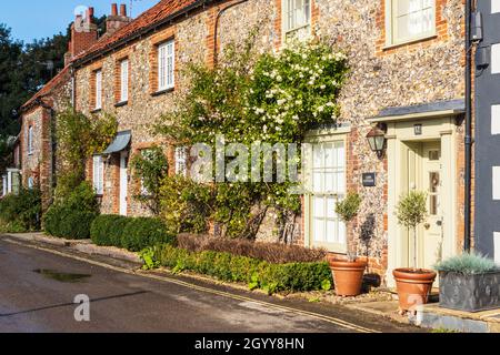 Des cottages attrayants sur un matin d'automne lumineux dans Burnham Market Banque D'Images