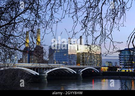 Londres à l'aube.Vue depuis le pont Chelsea vue panoramique du pont Grosvenor avec la station électrique de la mer de Batterded à Londres Banque D'Images