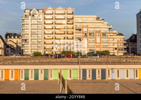 Résidences en bord de mer, terrain de sport avec cabines à portes colorées.Le Touquet, France Banque D'Images