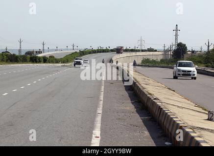 Un mirage apparaît sur l'autoroute nationale Delhi-Mumbai pendant une journée chaude alors que la température a atteint 35 degrés celsius en hiver à Beawar.Rajasthan a été témoin de conditions de vague de chaleur sévères dans ses différentes parties avec du mercure touchant 40 degrés Celsius.(Photo de Sumit Saraswat/Pacific Press) Banque D'Images