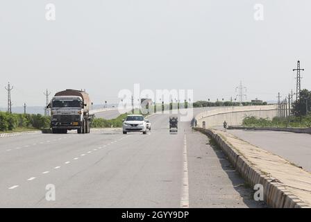Un mirage apparaît sur l'autoroute nationale Delhi-Mumbai pendant une journée chaude alors que la température a atteint 35 degrés celsius en hiver à Beawar.Rajasthan a été témoin de conditions de vague de chaleur sévères dans ses différentes parties avec du mercure touchant 40 degrés Celsius.(Photo de Sumit Saraswat/Pacific Press) Banque D'Images