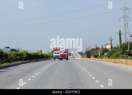 Un mirage apparaît sur l'autoroute nationale Delhi-Mumbai pendant une journée chaude alors que la température a atteint 35 degrés celsius en hiver à Beawar.Rajasthan a été témoin de conditions de vague de chaleur sévères dans ses différentes parties avec du mercure touchant 40 degrés Celsius.(Photo de Sumit Saraswat/Pacific Press) Banque D'Images