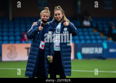 Londres, Royaume-Uni.10 octobre 2021.Esmee DeGraaf (14 Leicester City) et Lachante Paul (11 Leicester City) en avance sur le match de Barclays FA Womens Super League entre Chelsea et Leicester City à Kingsmeadow à Londres, en Angleterre.Crédit: SPP Sport presse photo./Alamy Live News Banque D'Images