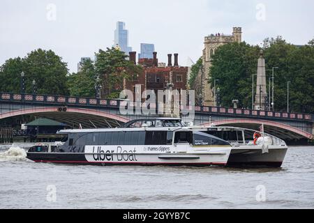 Tondeuse Thames, Uber Boat on the River Thames, Londres Angleterre Royaume-Uni Banque D'Images