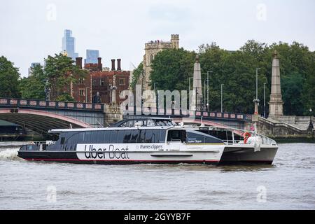 Tondeuse Thames, Uber Boat on the River Thames, Londres Angleterre Royaume-Uni Banque D'Images