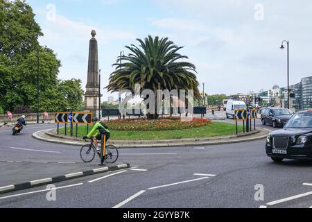 Cycliste au rond-point de Lambeth Bridge à Westminster, Londres Angleterre Royaume-Uni Banque D'Images