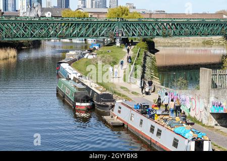 Les gens qui apprécient le temps ensoleillé le long de la rivière Lea, Londres Angleterre Royaume-Uni Banque D'Images