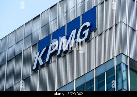 Logo de KPMG dans leurs bureaux du quartier financier de Canary Wharf à Londres, Angleterre Royaume-Uni Banque D'Images