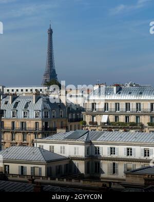 La Tour Eiffel tourné de loin, Paris France Banque D'Images