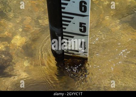 Jauge de niveau d'eau sur une rivière Banque D'Images