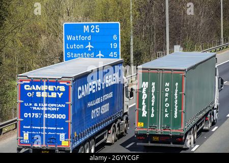 Camions et camions sur l'autoroute M25 à Londres Angleterre Royaume-Uni Banque D'Images