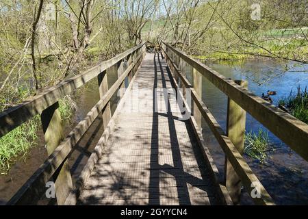 Promenade en bois au-dessus des Échecs de la rivière à Hertfordshire, Angleterre Royaume-Uni Banque D'Images