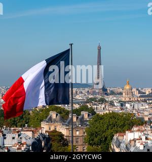 La vue panoramique du Panthéon à Paris.Le drapeau français, la tour Eiffel et le musée de l'arme Banque D'Images