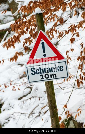 HINweisschild rotes Dreieck, Achtung, mit dem deutschen Text Schranke 20 M. Banque D'Images