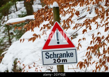 HINweisschild rotes Dreieck, Achtung, mit dem deutschen Text Schranke 20 M. Banque D'Images