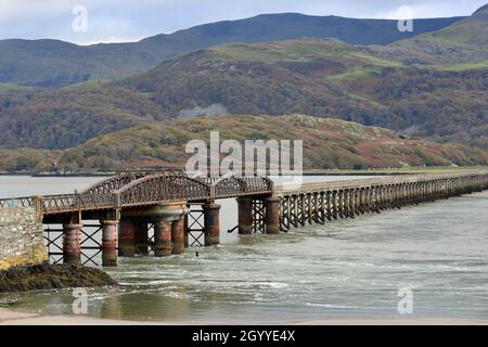 Le pont ferroviaire traversant l'Afon Mawddach à Abermaw / Barmouth, Gwnedd, pays de Galles, Royaume-Uni Banque D'Images