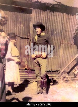 Photo couleur de JOEL McCrea sur le terrain Candid à l'automne 1948 pendant le tournage à Durango du TERRITOIRE DU COLORADO 1949 réalisateur RAOUL WALSH scénario John Twist et Edmund H. North adapté du roman High Sierra de W.R.Burnet Warner Bros. Banque D'Images