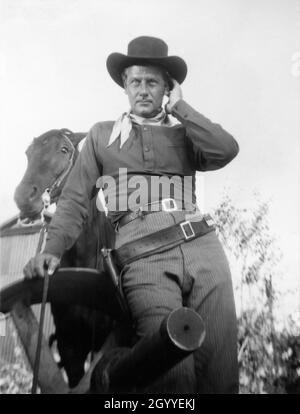 Photo de JOEL McCrea sur le terrain Candid en automne / automne 1948 pendant le tournage à Durango du TERRITOIRE DU COLORADO 1949 réalisateur RAOUL WALSH scénario John Twist et Edmund H. North adapté du roman High Sierra par W.R.Burnet Warner Bros. Banque D'Images