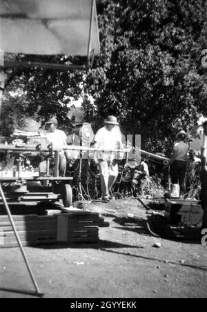 Photo des membres de Movie Crew sur place Candid en automne / automne 1948 pendant le tournage à Durango du TERRITOIRE DU COLORADO 1949 réalisateur RAOUL WALSH scénario John Twist et Edmund H. North adapté du roman High Sierra par W.R.Burnet Warner Bros. Banque D'Images