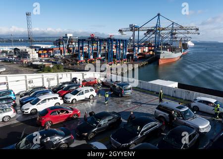 Voitures garées sur le pont de MS Stena Edda à Belfast Port Northern Ireland pour un passage de jour à Liverpool Birkenhead Banque D'Images