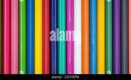 prise de vue horizontale de différentes couleurs de corps de crayon de couleur disposés les uns après les autres latéralement Banque D'Images