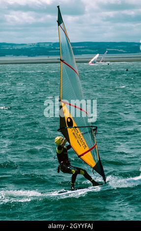 Planches à voile à West Kirby sur le Wirral, Angleterre Banque D'Images