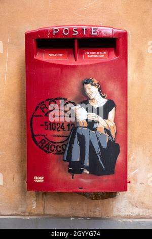 Poste Italiane Letterbox avec l'image d'une femme lisant une lettre et un cachet de la poste à Rome, Italie Banque D'Images