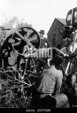 Photo de JOEL McCrea sur le terrain Candid avec Camera Crew à l'automne / automne 1948 pendant le tournage à Durango du TERRITOIRE DU COLORADO 1949 réalisateur RAOUL WALSH scénario John Twist et Edmund H. North adapté du roman High Sierra par W.R.Burnet Warner Bros. Banque D'Images